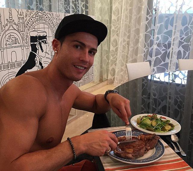 Chế độ ăn của Ronaldo tuân thủ khắt khe theo sự hướng dẫn của các chuyên gia dinh dưỡng