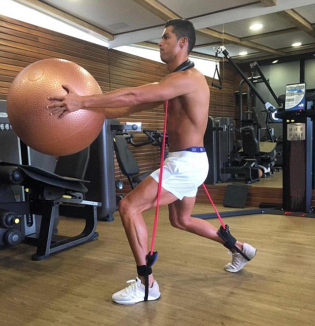 Ronaldo buộc dây vào chân để tăng cường sức mạnh – Cận cảnh ronaldo tập luyện