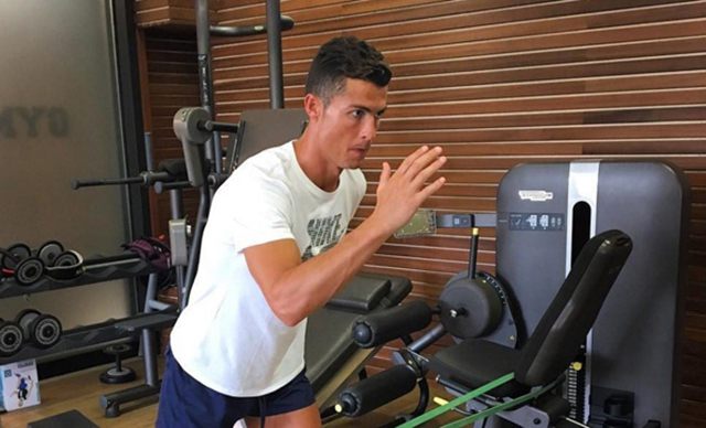 Thân hình rắn chắc như đá của CR7 nhờ sự khổ luyện của Ronaldo.