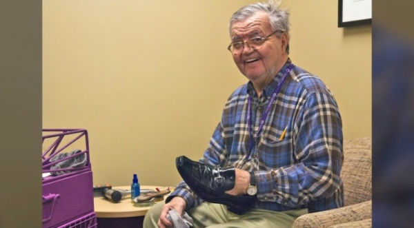 Ông Albert Lexie đã dành nửa cuộc đời đánh giày tại Bệnh viện nhi UPMC ở thành phố Pittsburgh, Mỹ. (Ảnh: Youtube)