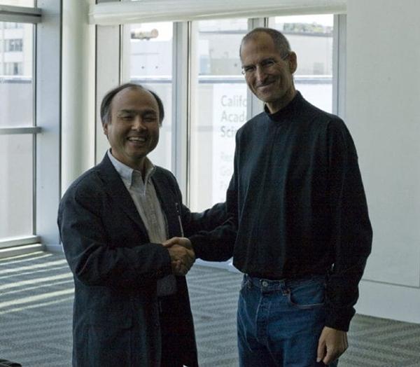 Ông Masayoshi Son và cựu CEO Apple – Steve Jobs.