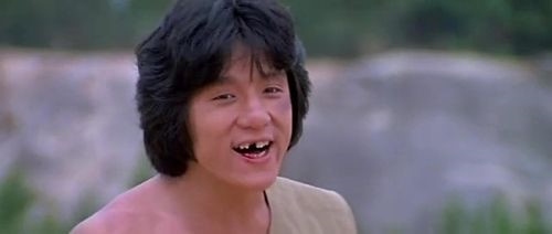 Thành Long bị đánh đến gãy một chiếc răng và bị kiếm chém vào cánh tay khi quay một phân cảnh đối đầu trực diện trong Xà hình điêu thủ năm 1978.